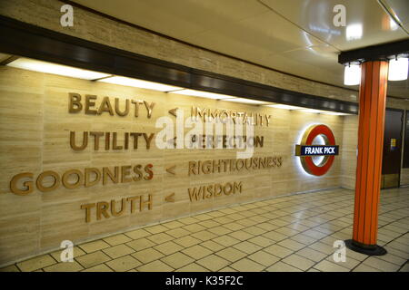 Regno Unito, Londra, Piccadilly Circus Stazione della Metropolitana, Frank Pick Memorial Foto Stock