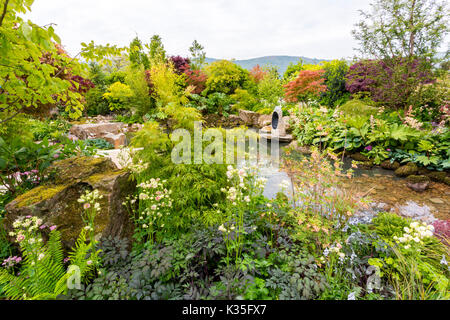 Un suggestivo e coloratissimo spettacolo giardino alla 2017 RHS Malvern spettacolo primaverile, Worcestershire, England, Regno Unito Foto Stock