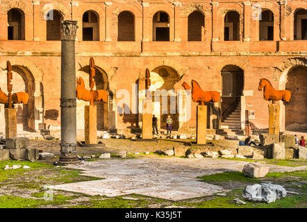 I turisti a mercati di Traiano Foto Stock