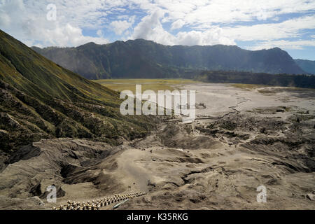 Vista panoramica dalla cima delle scale dirigendosi verso la valle polverosi con tempio buddista ai piedi del monte Batok al Tengger Semeru Nati Foto Stock