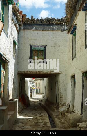 Vicolo all'interno del borgo fortificato di Lo Manthang, Mustang superiore, Nepal Foto Stock