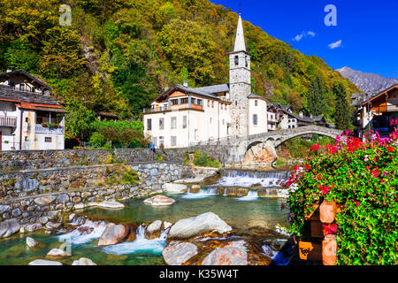 Lillianes pittorica village,valle d' Aosta,l'Italia. Foto Stock