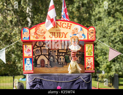 Un tradizionale Punch e Judy mostra di David Wilde in un parco all'inglese in estate a Brentwood, Essex con Judy marionetta Foto Stock