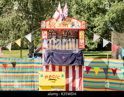 Un tradizionale Punch e Judy mostra di David Wilde in un parco all'inglese in estate a Brentwood, Essex Foto Stock