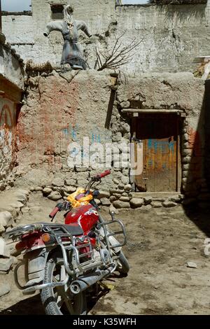 Casa tradizionale con moto moderno a lo Manthang, alta Mustang Foto Stock