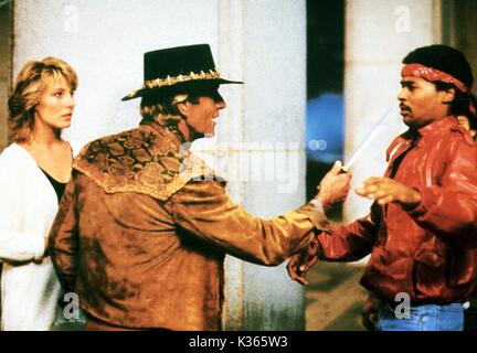 CROCODILE DUNDEE PAOLO HOGAN come Crocodile Dundee, LINDA KOZLOWSKI, Data: 1986 Foto Stock