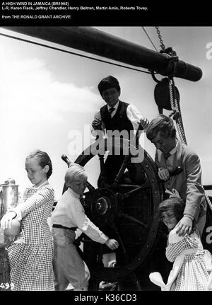 Un vento forte IN GIAMAICA L-R, KAREN FLICK, Jeffrey Chandler, HENRY BELTRAN, Martin Amis, ROBERTA TOVEY Foto Stock