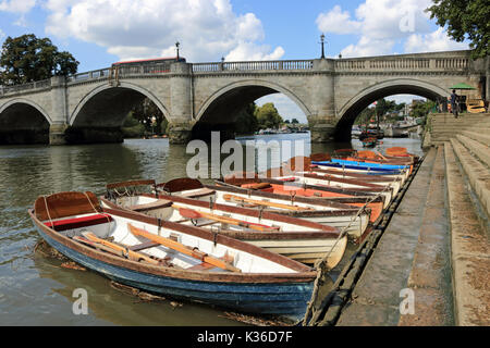 Richmond, SW LONDRA, REGNO UNITO. Il 1° settembre 2017. Barche a remi ormeggiate accanto al ponte a Richmond upon Thames, a sud-ovest di Londra. Credito: Julia Gavin/Alamy Live News Foto Stock