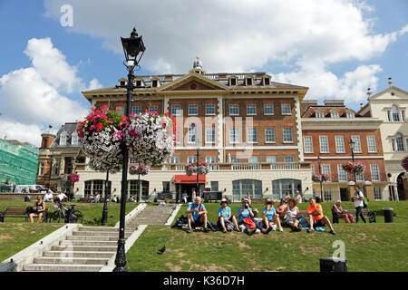 Richmond, SW LONDRA, REGNO UNITO. Il 1° settembre 2017. Le persone che si godono il sole accanto al fiume a Richmond upon Thames, a sud-ovest di Londra. Credito: Julia Gavin/Alamy Live News Foto Stock