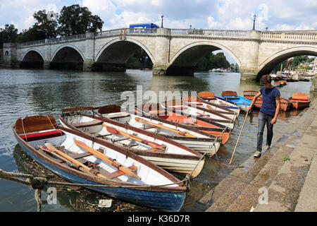 Richmond, SW LONDRA, REGNO UNITO. Il 1° settembre 2017. Barche a remi accanto al ponte a Richmond upon Thames, a sud-ovest di Londra. Credito: Julia Gavin/Alamy Live News Foto Stock