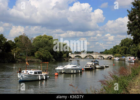 Richmond, SW LONDRA, REGNO UNITO. Il 1° settembre 2017. Una bella giornata calda e soleggiata sul fiume a Richmond upon Thames, a sud-ovest di Londra. Credito: Julia Gavin/Alamy Live News Foto Stock