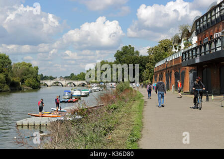 Richmond, SW LONDRA, REGNO UNITO. Il 1° settembre 2017. Un bel giorno per una passeggiata lungo il fiume a Richmond upon Thames, a sud-ovest di Londra. Credito: Julia Gavin/Alamy Live News Foto Stock