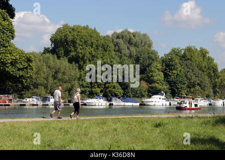 Richmond, SW LONDRA, REGNO UNITO. Il 1° settembre 2017. Un bel giorno per una passeggiata lungo il fiume a Richmond upon Thames, a sud-ovest di Londra. Credito: Julia Gavin/Alamy Live News Foto Stock
