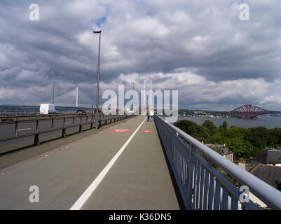 dh Forth Road Bridge a90 Scotland FORTH BRIDGE FIRTH OF FORTH persone che camminano su un ponte stradale River Forth automobili ponti pedalata percorso Foto Stock