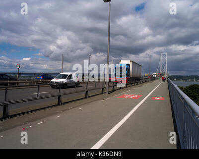 dh Forth Road Bridge FORTH BRIDGE FIRTH OF FORTH Bus Road bridge River Forth Scotland persone a piedi auto a 90 piedi percorso del ciclo Foto Stock