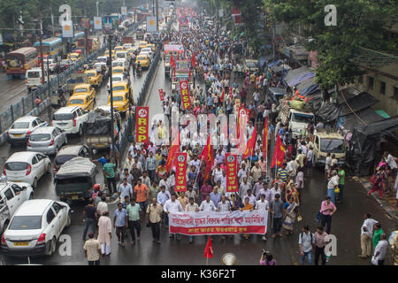 Kolkata, India. 01 Sep, 2017. kolkata,l'India, 01 settembre, 2017. Il traffico è venuto a un arresto a causa della anti-imperialista rally Credito: Sudip Maiti/Alamy Live News Foto Stock