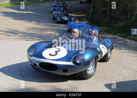 Cinque storiche D-type Jaguar visita circuito di Brooklands, Weybridge, Surrey, Inghilterra, Regno Unito. Il 1° settembre 2017. D-type Jaguar ha vinto la Le Mans 24hr gara endurance in 1955, 1956 e 1957. In 1957, D-tipi erano posti 1-2-3-4-6, con solo un solitario Ferrari in 5a rovinare la parata. Nella foto, auto numerati da '3' (Ecurie Ecosse, XKD 606, lungo naso") è il 1957 Le Mans vincitore e vettura del '17' (Equipe Los Amigos, XKD 513, 'Short-naso') è terzo. Numero '25' (Jaguar funziona, XKD 605, lungo naso") era sesto a Le Mans nel 1956. Foto Stock