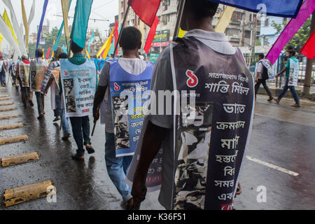 Kolkata, India. 01 Sep, 2017. kolkata,l'India, 01 settembre, 2017. Manifestanti hanno visto con poster che protesta contro l imperialismo crescente e chiedeva la pace nel mondo. Credito: Sudip Maiti/Alamy Live News Foto Stock