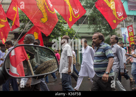 Kolkata, India. 01 Sep, 2017. kolkata,l'India, 01 settembre, 2017. Persone che trasportano il partito bandiere in anti-imperialista rally. Credito: Sudip Maiti/Alamy Live News Foto Stock