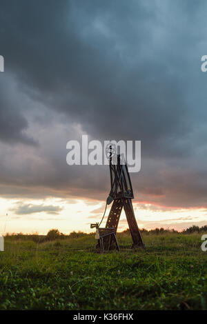 Hucknall, Nottinghamshire, Regno Unito. 01 Sep 2017. Heavy aria di tempesta oltre il dog walker scultura su gamme country park vicino a Wigan. Credito: Ian Francesco/Alamy Live News Foto Stock