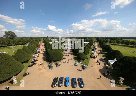 Londra, 1 settembre, 2017. Il concours di eleganza proprietari giorno a Hampton Court Palace ospita alcuni del mondo rare vetture. Frequentato da patron HRH Principe Michael di Kent. Credito: Expo foto/Alamy Live News Foto Stock