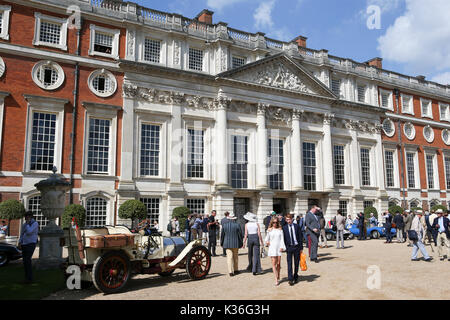 Londra, 1 settembre, 2017. Il concours di eleganza proprietari giorno a Hampton Court Palace ospita alcuni del mondo rare vetture. Frequentato da patron HRH Principe Michael di Kent. Credito: Expo foto/Alamy Live News Foto Stock