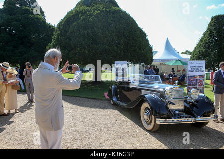 Londra, 1 settembre, 2017. Il concours di eleganza proprietari giorno a Hampton Court Palace ospita alcuni del mondo rare vetture. Frequentato da patron HRH Principe Michael di Kent. Credito: Expo foto/Alamy Live News Foto Stock