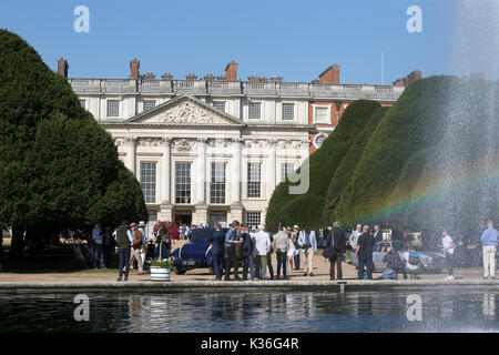 Londra, 1 settembre, 2017. Il concours di eleganza proprietari giorno a Hampton Court Palace ospita alcuni del mondo rare vetture. Frequentato da patron HRH Principe Michael di Kent. Credito: Expo foto/Alamy Live News Foto Stock