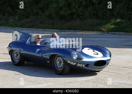 Cinque storiche D-type Jaguar visita circuito di Brooklands, Weybridge, Surrey, Inghilterra, Regno Unito. Il 1° settembre 2017. D-type Jaguar ha vinto la Le Mans 24hr gara endurance in 1955, 1956 e 1957. In 1957, D-tipi erano posti 1-2-3-4-6, con solo un solitario Ferrari in 5a rovinare la parata. Nella foto, mostrato sul rettilineo di finitura, auto numerati da '3' (Ecurie Ecosse, XKD 606, lungo naso") è il 1957 Le Mans vincitore. Foto Stock