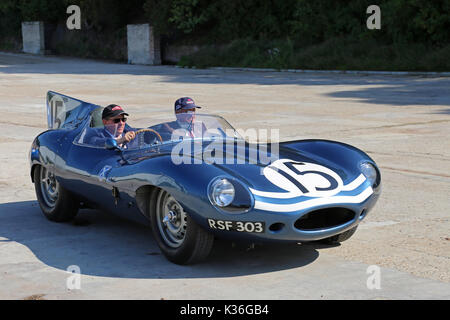 Cinque storiche D-type Jaguar visita circuito di Brooklands, Weybridge, Surrey, Inghilterra, Regno Unito. Il 1° settembre 2017. D-type Jaguar ha vinto la Le Mans 24hr gara endurance in 1955, 1956 e 1957. In 1957, D-tipi erano posti 1-2-3-4-6, con solo un solitario Ferrari in 5a rovinare la parata. Nella foto, mostrato sul rettilineo di finitura, auto '15' (Ecurie Ecosse, XKD 603, lungo naso') è arrivato secondo a Le Mans nel 1957. Foto Stock