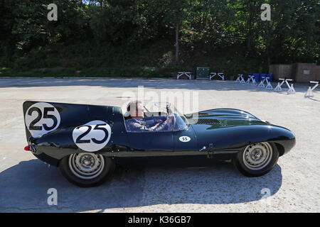 Cinque storiche D-type Jaguar visita circuito di Brooklands, Weybridge, Surrey, Inghilterra, Regno Unito. Il 1° settembre 2017. D-type Jaguar ha vinto la Le Mans 24hr gara endurance in 1955, 1956 e 1957. In 1957, D-tipi erano posti 1-2-3-4-6, con solo un solitario Ferrari in 5a rovinare la parata. Nella foto, mostrato sul rettilineo di finitura, auto numerati da '25' (Jaguar funziona, XKD 605, lungo naso") era sesto a Le Mans nel 1956. Foto Stock