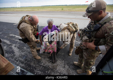 Beaumont, Stati Uniti. Il 30 agosto, 2017. U.S il CBP aria e operazioni Marine evacuare equipaggi residenti a filamento intrappolato dalle acque di esondazione dopo il passaggio dell uragano Harvey Agosto 30, 2017 a Beaumont, Texas. Credito: Planetpix/Alamy Live News Foto Stock