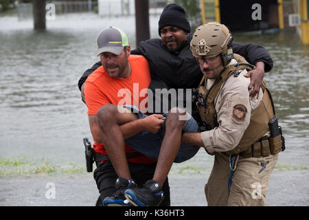 Beaumont, Stati Uniti. Il 30 agosto, 2017. U.S il CBP aria e operazioni Marine evacuare equipaggi residenti a filamento intrappolato dalle acque di esondazione dopo il passaggio dell uragano Harvey Agosto 30, 2017 a Beaumont, Texas. Credito: Planetpix/Alamy Live News Foto Stock