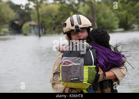 Beaumont, Stati Uniti. Il 30 agosto, 2017. U.S il CBP aria e operazioni Marine equipaggio evacuare un bambino intrappolato dalle acque di esondazione dopo il passaggio dell uragano Harvey Agosto 30, 2017 a Beaumont, Texas. Credito: Planetpix/Alamy Live News Foto Stock