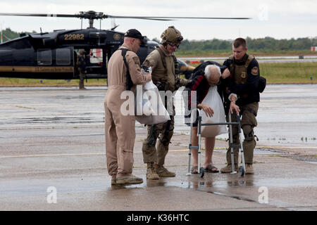 Beaumont, Stati Uniti. Il 30 agosto, 2017. U.S il CBP aria e operazioni Marine evacuare equipaggi residenti anziani intrappolato dalle acque di esondazione dopo il passaggio dell uragano Harvey Agosto 30, 2017 a Beaumont, Texas. Credito: Planetpix/Alamy Live News Foto Stock