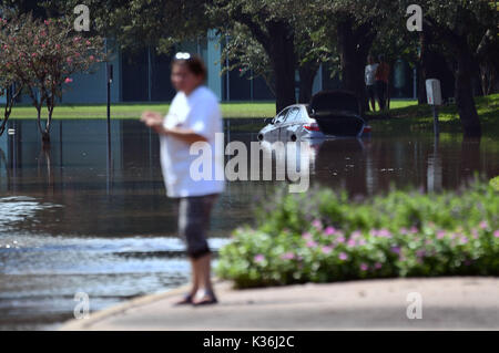 Houston, Stati Uniti d'America. 1 Sep, 2017. In un invaso auto è visto vicino al serbatoio di Barker, a ovest di Houston, Texas, Stati Uniti, Sett. 1, 2017. Heavy Rain che è caduto dopo l'uragano Harvey inondato il Barker e Addicks aree del serbatoio, a ovest di Houston. Poiché il Agosto 28, STATI UNITI Esercito di ingegneri è stato deliberatamente il rilascio di acqua da entrambi i serbatoi in quartieri vicini, dal crescente livello dell'acqua nei serbatoi raggiunto i limiti. Credito: Yin Bogu/Xinhua/Alamy Live News Foto Stock