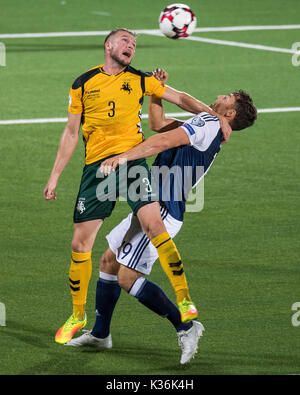 Vilnius, Lituania. 1 Sep, 2017. Georgas Freidgeimas (L) della Lituania vies con Chris Martin della Scozia durante la Coppa del Mondo FIFA Qualifica Europea Gruppo F corrispondenza tra la Lituania e Scozia a LFF Stadium di Vilnius, Lituania, sul Sett. 1, 2017. La Scozia ha vinto 3-0. Credito: Alfredas Pliadis/Xinhua/Alamy Live News Foto Stock