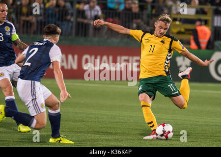 Vilnius, Lituania. 1 Sep, 2017. Arvydas Novikovas (R) della Lituania compete durante la Coppa del Mondo FIFA Qualifica Europea Gruppo F corrispondenza tra la Lituania e Scozia a LFF Stadium di Vilnius, Lituania, sul Sett. 1, 2017. La Scozia ha vinto 3-0. Credito: Alfredas Pliadis/Xinhua/Alamy Live News Foto Stock