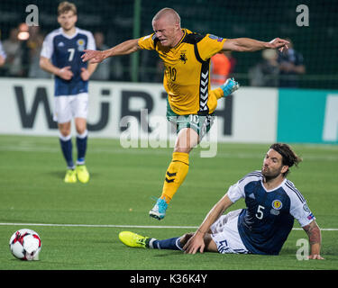 Vilnius, Lituania. 1 Sep, 2017. Sernas Darvydas (parte superiore) della Lituania vies con Charlie Mulgrew (R) della Scozia durante la Coppa del Mondo FIFA Qualifica Europea Gruppo F corrispondenza tra la Lituania e Scozia a LFF Stadium di Vilnius, Lituania, sul Sett. 1, 2017. La Scozia ha vinto 3-0. Credito: Alfredas Pliadis/Xinhua/Alamy Live News Foto Stock