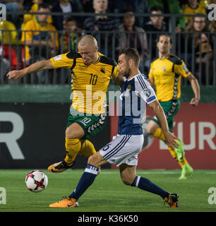 Vilnius, Lituania. 1 Sep, 2017. Sernas Darvydas (L) della Lituania vies con James Mcarthur di Scozia durante la Coppa del Mondo FIFA Qualifica Europea Gruppo F corrispondenza tra la Lituania e Scozia a LFF Stadium di Vilnius, Lituania, sul Sett. 1, 2017. La Scozia ha vinto 3-0. Credito: Alfredas Pliadis/Xinhua/Alamy Live News Foto Stock