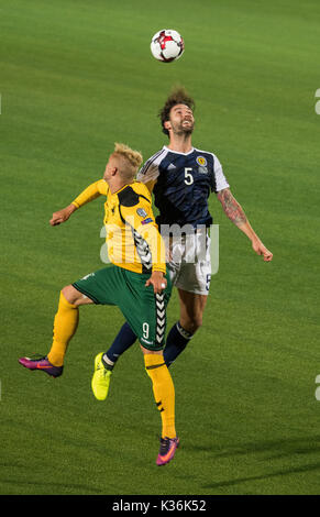 Vilnius, Lituania. 1 Sep, 2017. Charlie Mulgrew (R) della Scozia con vies Deivydas Matulevicius della Lituania durante la Coppa del Mondo FIFA Qualifica Europea Gruppo F corrispondenza tra la Lituania e Scozia a LFF Stadium di Vilnius, Lituania, sul Sett. 1, 2017. La Scozia ha vinto 3-0. Credito: Alfredas Pliadis/Xinhua/Alamy Live News Foto Stock