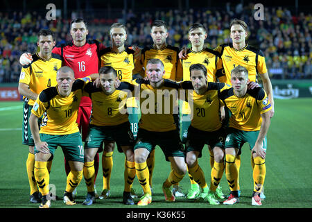 Vilnius, Lituania. 1 Sep, 2017. I giocatori della Lituania posano per una foto di gruppo prima della Coppa del Mondo FIFA Qualifica Europea Gruppo F corrispondenza tra la Lituania e Scozia a LFF Stadium di Vilnius, Lituania, sul Sett. 1, 2017. La Scozia ha vinto 3-0. Credito: Alfredas Pliadis/Xinhua/Alamy Live News Foto Stock