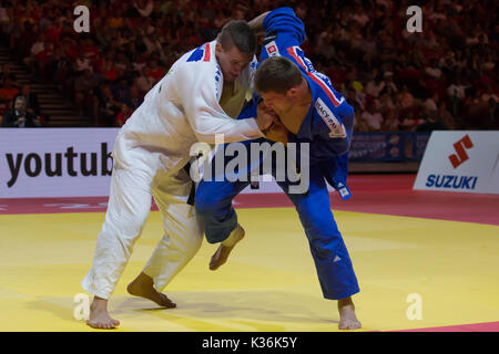 Budapest, Ungheria. 1 Sep, 2017. Medaglia d'oro Nemanja Majdov (R) di Serbia compete con Mihael Zgank della Slovenia durante l'uomo 90 kg finale al 2017 Suzuki mondo campionati di Judo a Budapest, in Ungheria, a sett. 1, 2017. Nemanja Majdov rivendicato il titolo. Credito: Attila Volgyi/Xinhua/Alamy Live News Foto Stock