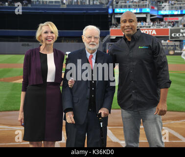 New York, Stati Uniti d'America. 01 Sep, 2017. Julie Halston, Ralph Howard, Bernie Williams allo Yankee Stadium nel Bronx, New York durante la fibrosi polmonare consapevolezza mese in onore di suo padre scomparso dalla rara malattia polmonare fibrosi polmonare idiopatica (IPF). Credito: MediaPunch Inc/Alamy Live News Foto Stock