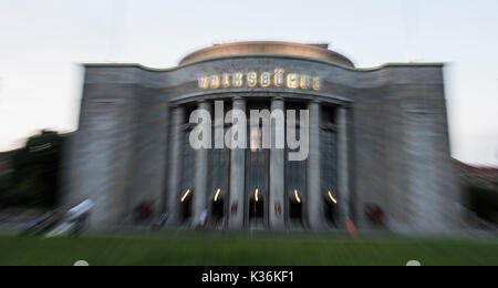 "Volksbuehne' (lit. " Le persone della fase') è scritto sulla facciata sopra l'ingresso principale del Teatro Volksbuehne durante la prima serata a Berlino, Germania, 30 agosto 2017. Il Berliner Volksbuehne teatro è stato denominato "Theatre des Jahres' (lit. 'Teatro dell'anno"). Foto: Paolo Zinken/dpa Foto Stock