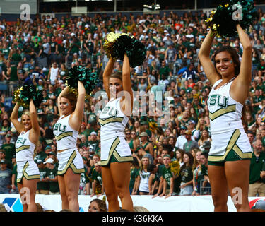 01 settembre 2017: Colorado State cheerleaders spingere sui tifosi durante la Rocky Mountain Showdown a Denver contro Coloradoo. Foto Stock