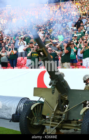 01 settembre 2017: Colorado State ROTC incendi un cannone al calcio di inizio la Rocky Mountain Showdown a Denver contro Coloradoo. Foto Stock