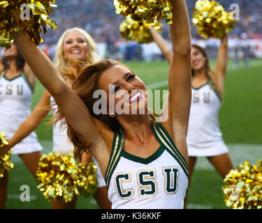 01 settembre 2017: Colorado State cheerleaders spingere sui tifosi durante la Rocky Mountain Showdown a Denver contro Coloradoo. Foto Stock