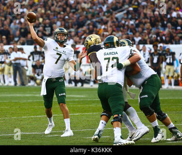 01 settembre 2017: Colorado State QB Nick Stevens getta un pass durante la Rocky Mountain Showdown a Denver contro Coloradoo. Foto Stock