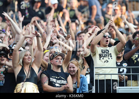 01 settembre 2017: Colorado fan tifare per la loro squadra durante la Rocky Mountain Showdown a Denver contro Colorado State. Foto Stock